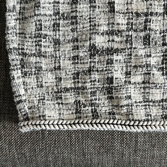 Business casual pencil skirt. Size Medium, stretchy waste band and fabric. - Picture 3 of 3